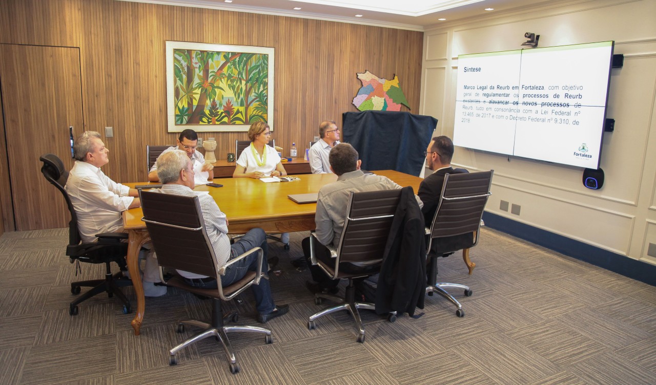 grupo de pessoas numa sala de reunião